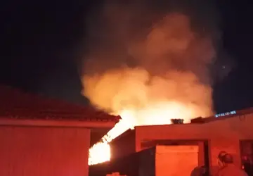 Casa de madeira pega fogo em Dourados, mas bombeiros conseguem conter chamas